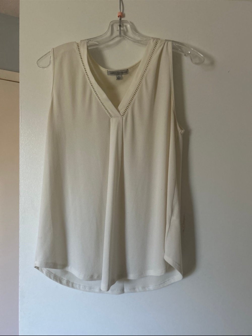 Green Envelope Cream V-Neck Sleeveless Camisole